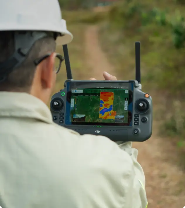 Técnico da Cabugi conferindo o mapa aéreo na tela do controle do drone