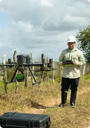 Operador da Cabugi ao lado do drone em campo aberto