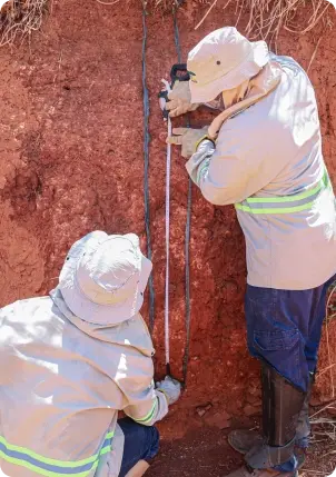 Técnica da Cabugi medindo o perfil do solo com fita métrica