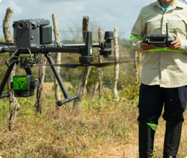 Técnico da Cabugi operando drone em levantamento aéreo de área rural no Nordeste