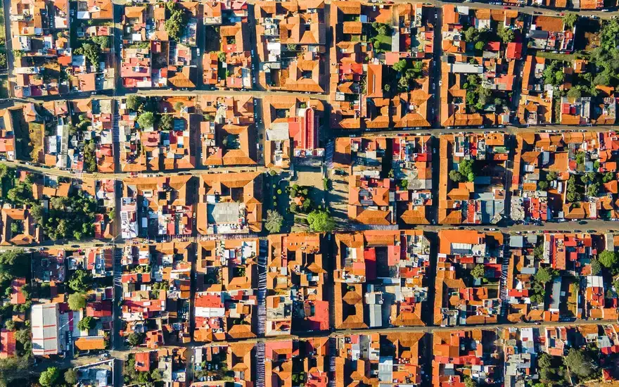 Vista aérea de um bairro com quadras e lotes organizados em grade