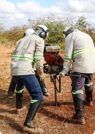 Dupla da Cabugi operando equipamento de sondagem durante trabalho de campo